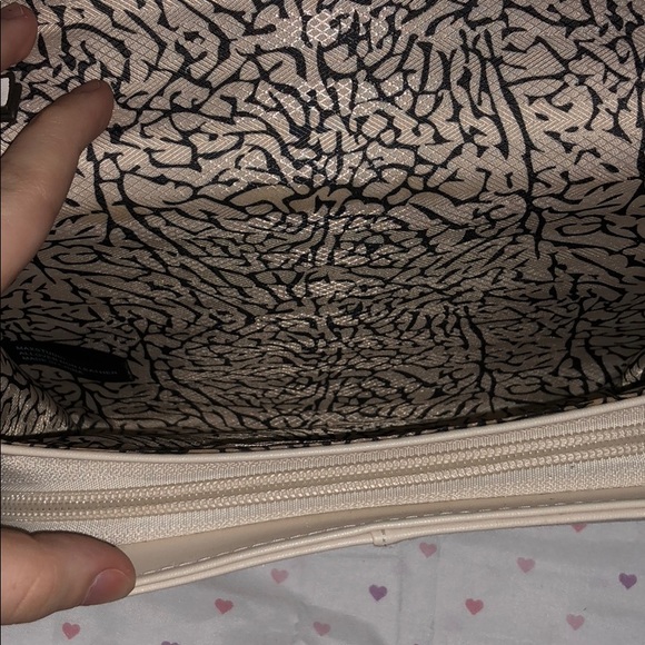 Max Studio White Flower Crossbody - Picture 4 of 8